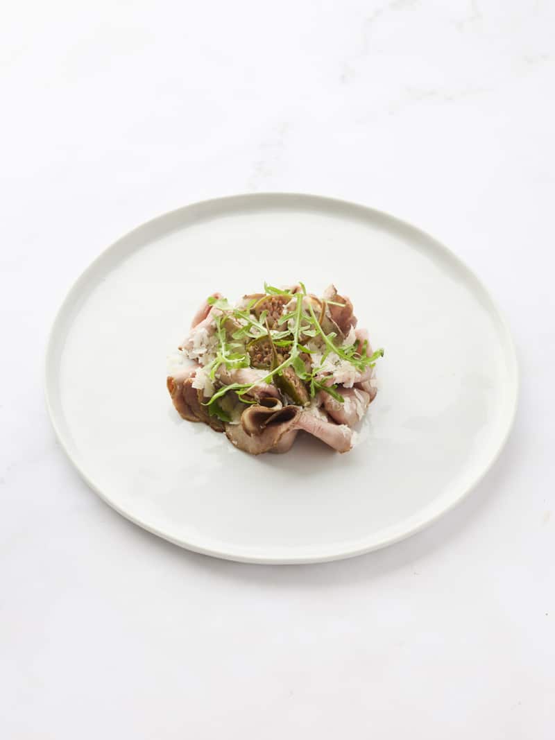 Huisbereide vitello tonnato met appelkappertjes