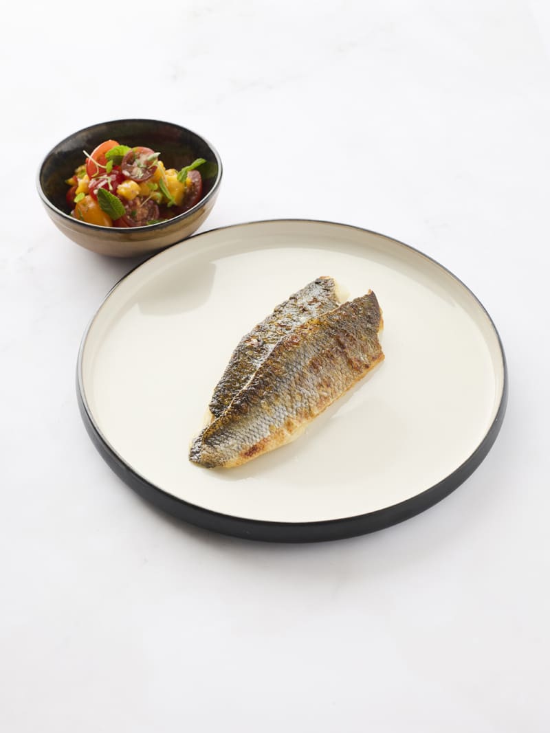 Gebakken zeebaars met mango, tomaat, chili en gember