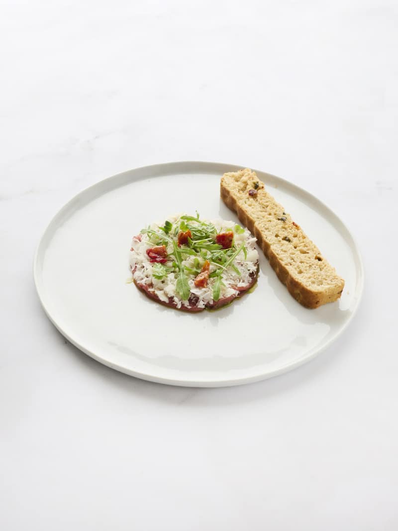 Rundscarpaccio met focaccia, pesto van basilicum en Parmezaanse kaas